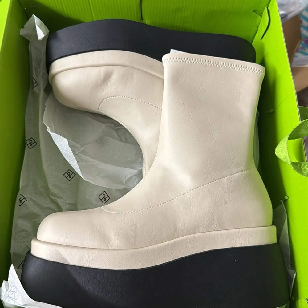 NWTIB • Call It Spring • Women's Mars Ankle Boot • Ice/Black • Size 7 • Cute! 😍